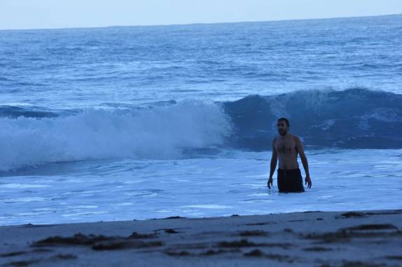 Hoje, o mar estava mais tranquilo em Kalalau Beach, na Na'Pali Coast, costa norte do Kauai, no Havaí